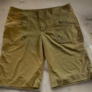Athleta Kick It Cargo Bermuda Shorts Sz 8 Light Olive Green Woman’s Logo